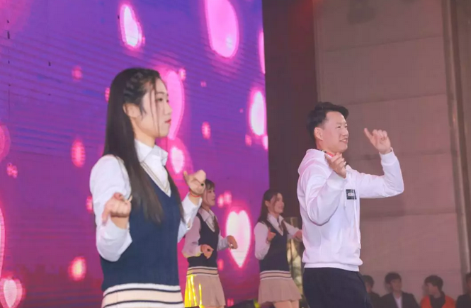 2019年婧麒年会活动:东西